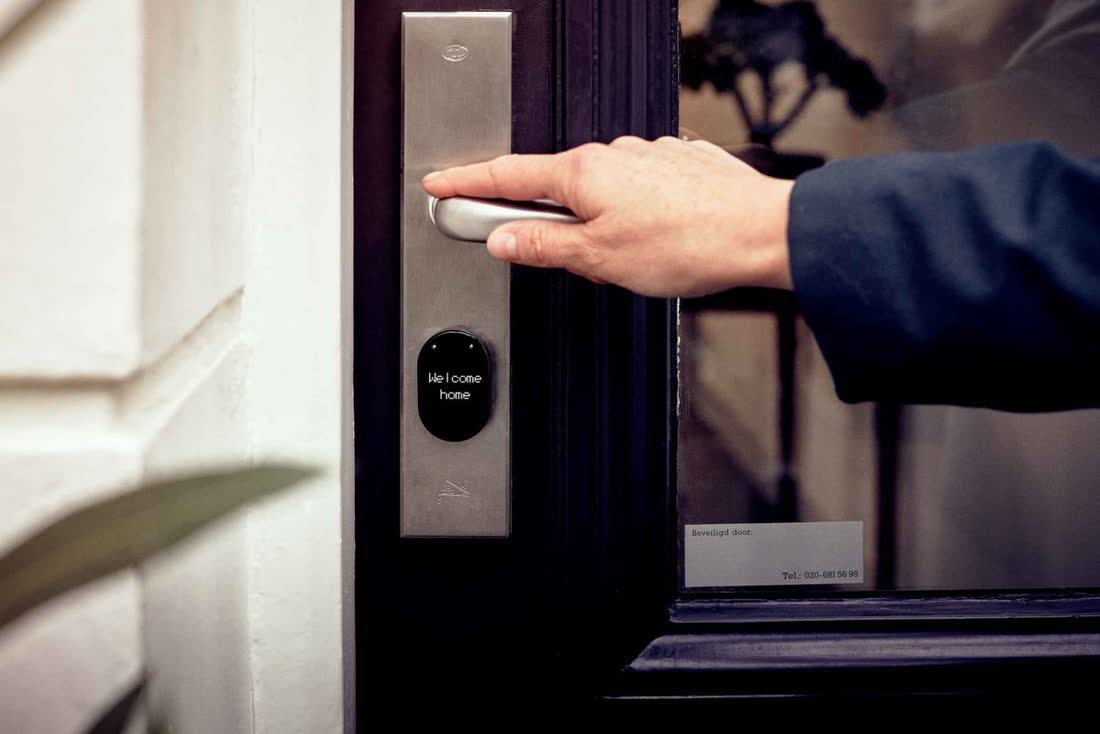 Cerradura electrónica en una puerta de entrada