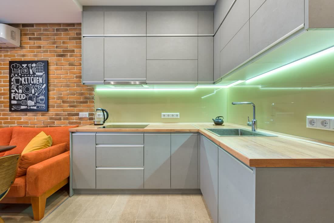 Cocina con tiras LED bajo las alacenas
