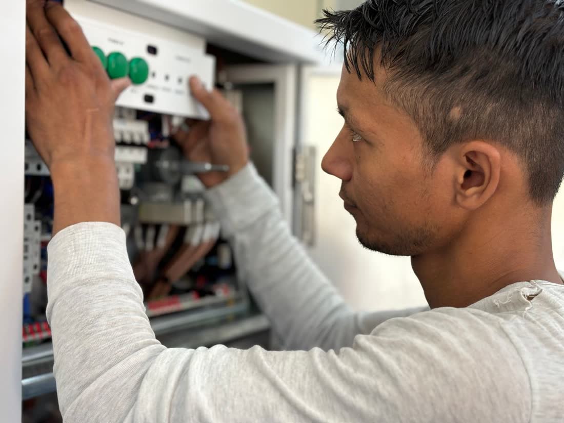 Técnico trabajando en un tablero eléctrico